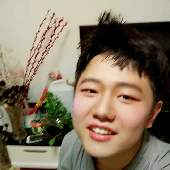 有没有长得白白胖胖干干净净戴眼镜的男生?