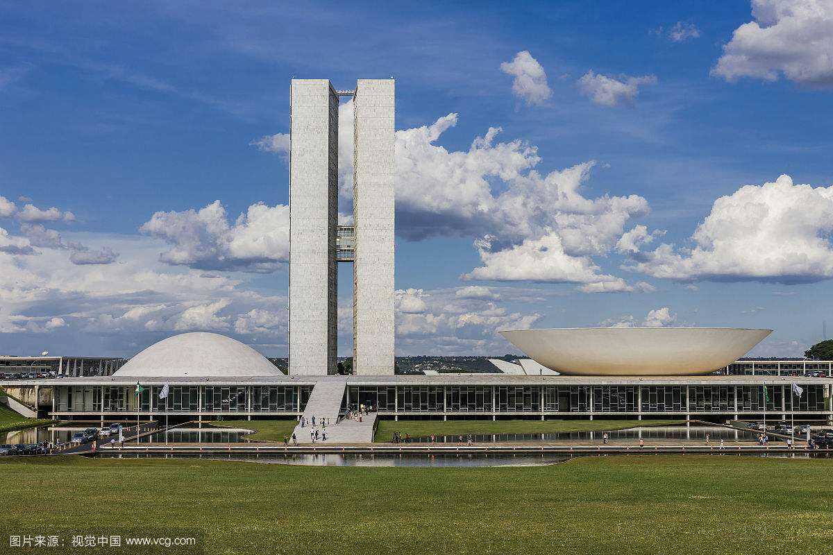 巴西议会大厦,oscar niemeyer 作为政府机关建筑,采用非对称布局,却