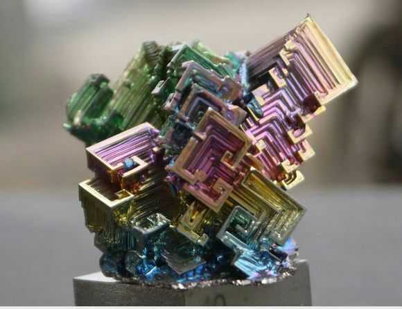 居里夫妇(marie and pierre curie)发现钋和镭元素.