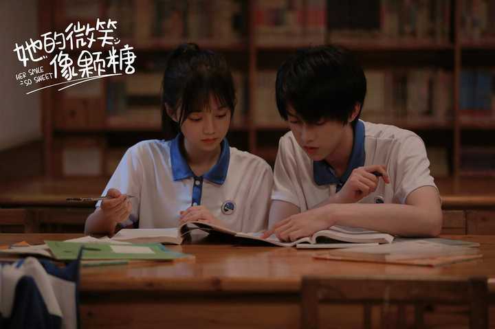 她的微笑像颗糖