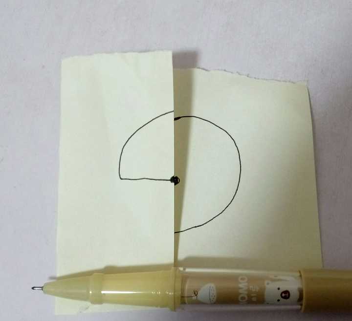 把纸折三分之一,在边缘画一个圆点,然后往外延伸画圆