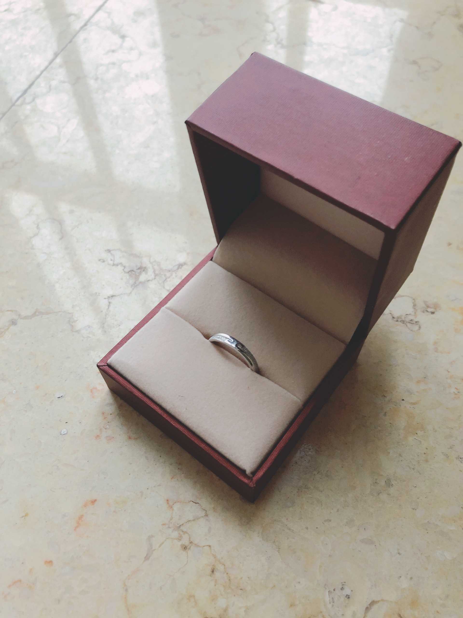 他拿出戒指,然后我说我不要……我没想真嫁给你呢……然后他告诉我,让