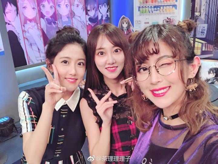 如何评价李艺彤和冯薪朵在昨天直播中的表现?