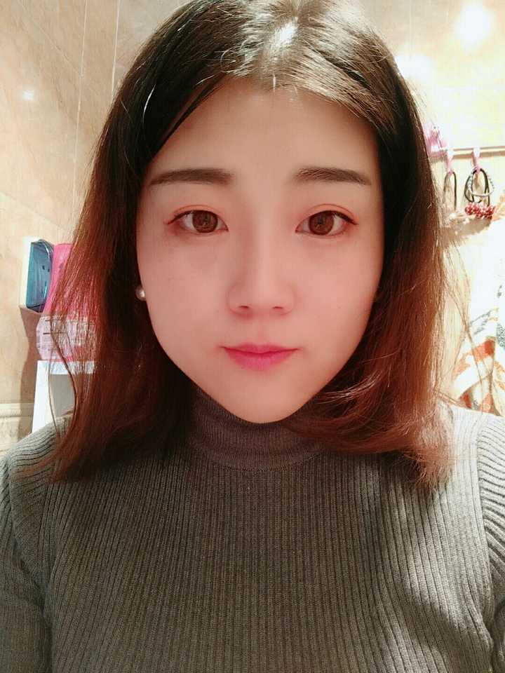 出月子,化了妆的我,150斤在卫生间开着浴霸玩自拍