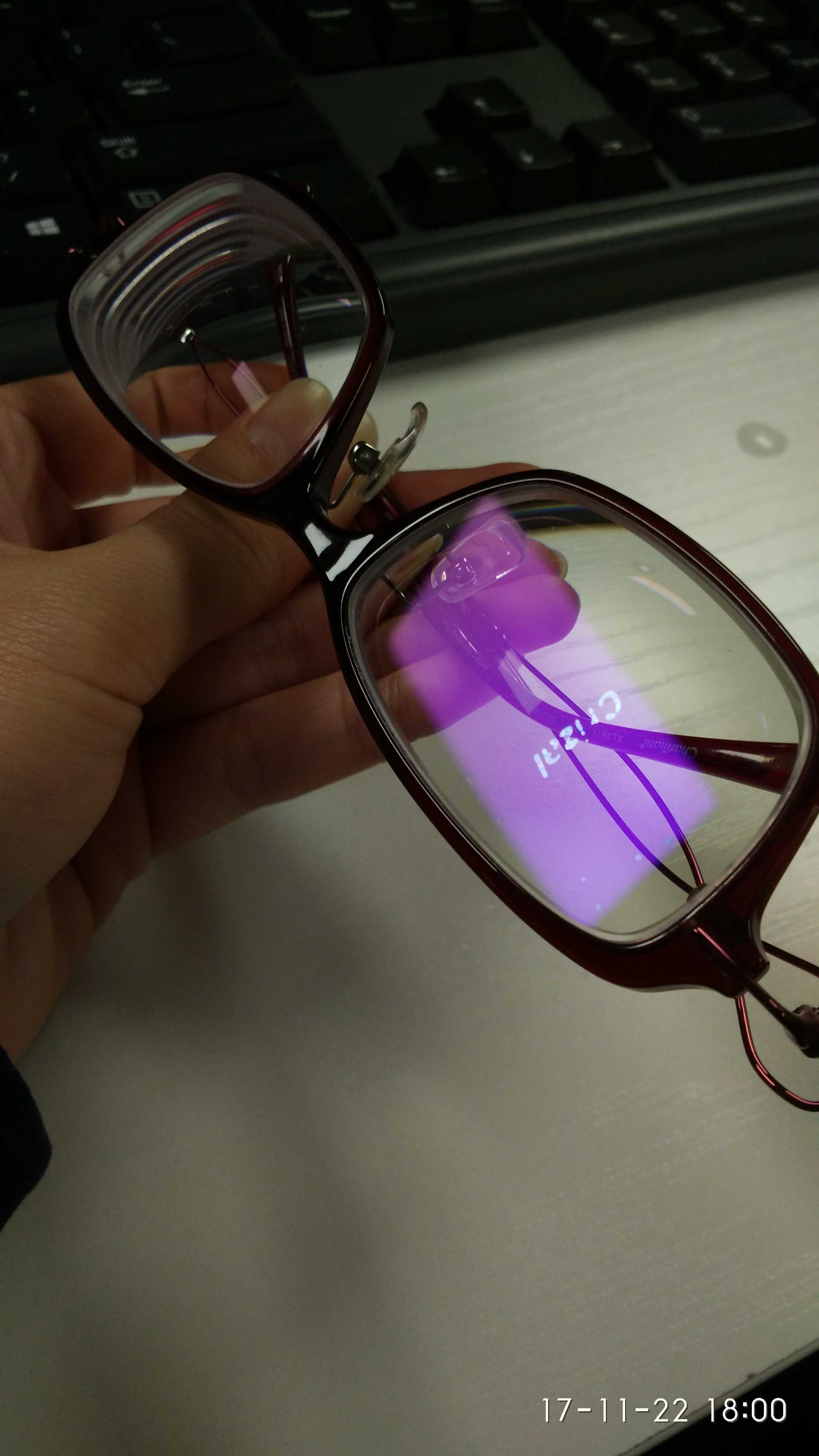 下图是戴了一年的眼镜,a4 crizal防伪标识,也许是这款只过滤有害蓝光