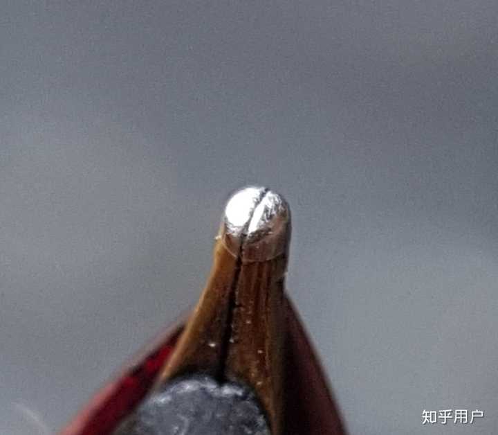 顺滑的钢笔和阻尼大的钢笔对铱粒的磨损是一样的吗