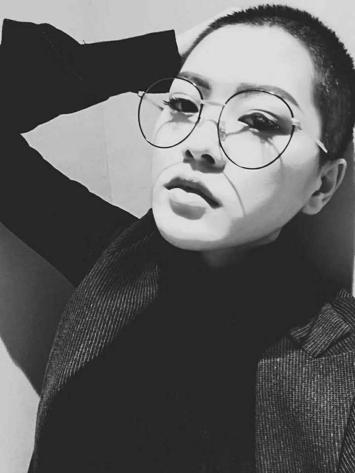 毅然决然的剃了卡尺,本来想剃光的,奈于理发店老板苦口婆心的劝导