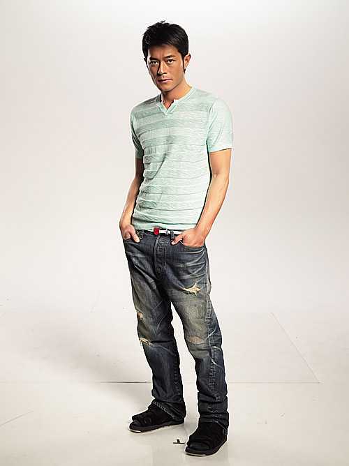 皮肤较黑的男生夏季穿什么颜色的短袖好看?