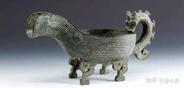 西周晚期的齐侯匜,匜(yi) 是古代用青铜铸造的一种洗漱器皿,浇水的