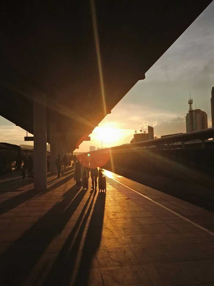 12號坐火車回家,下車剛好正當夕陽,隨手一拍