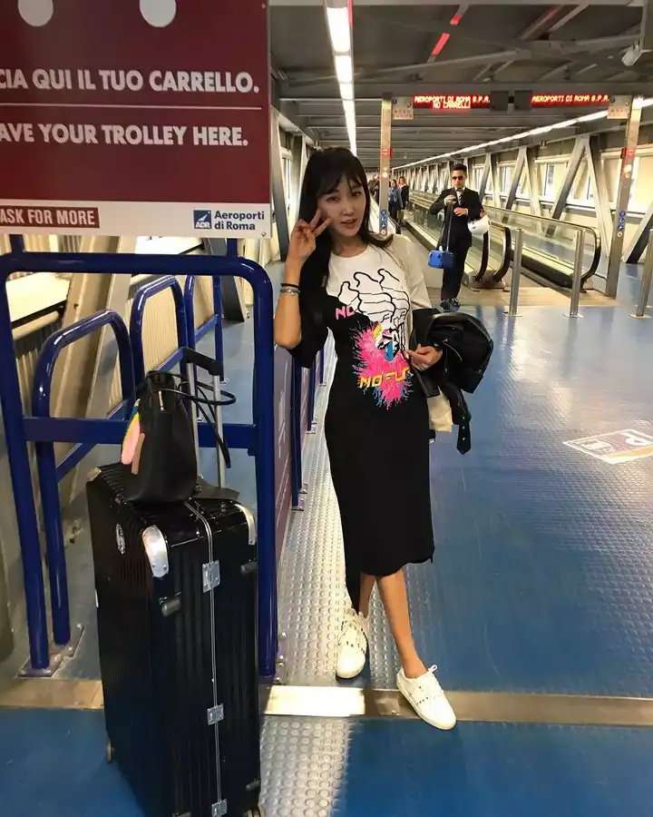 身材火辣,和女儿同框似姐妹,别人猜不出年龄是一种什么体验?