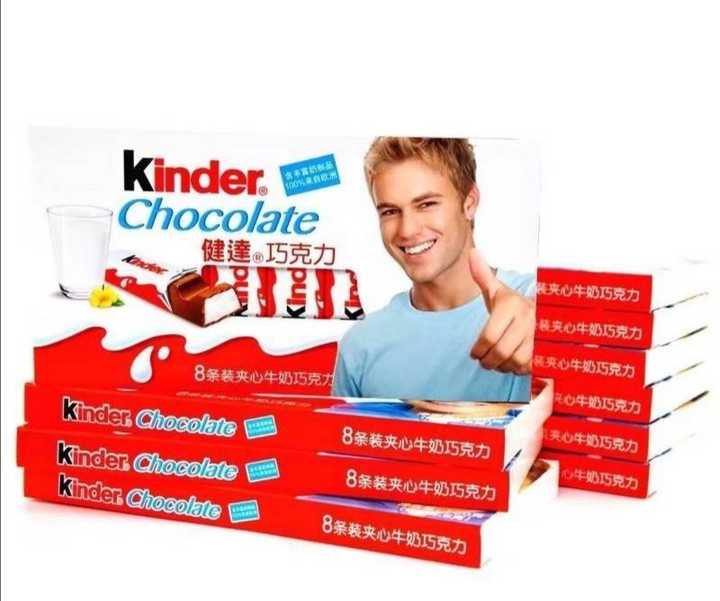 这个穿着蓝衣服竖大拇指的白人小哥是谁?