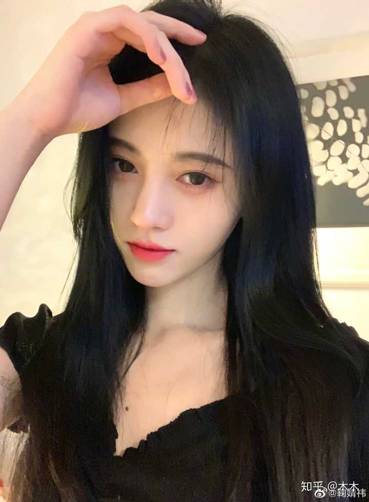 直鼻鼻背流线更流畅,弧度自然,符合亚洲人面部五官.