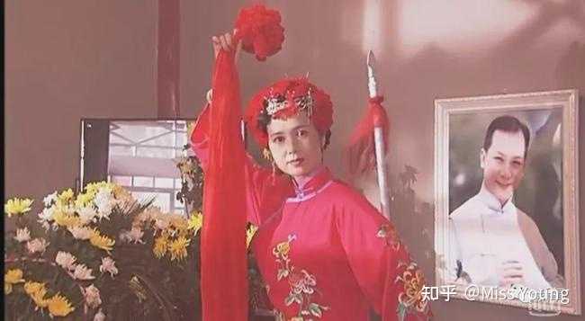 ，但她却偏不。　　为了忠于自己的爱情，她把自己嫁给了万筱菊的相框。