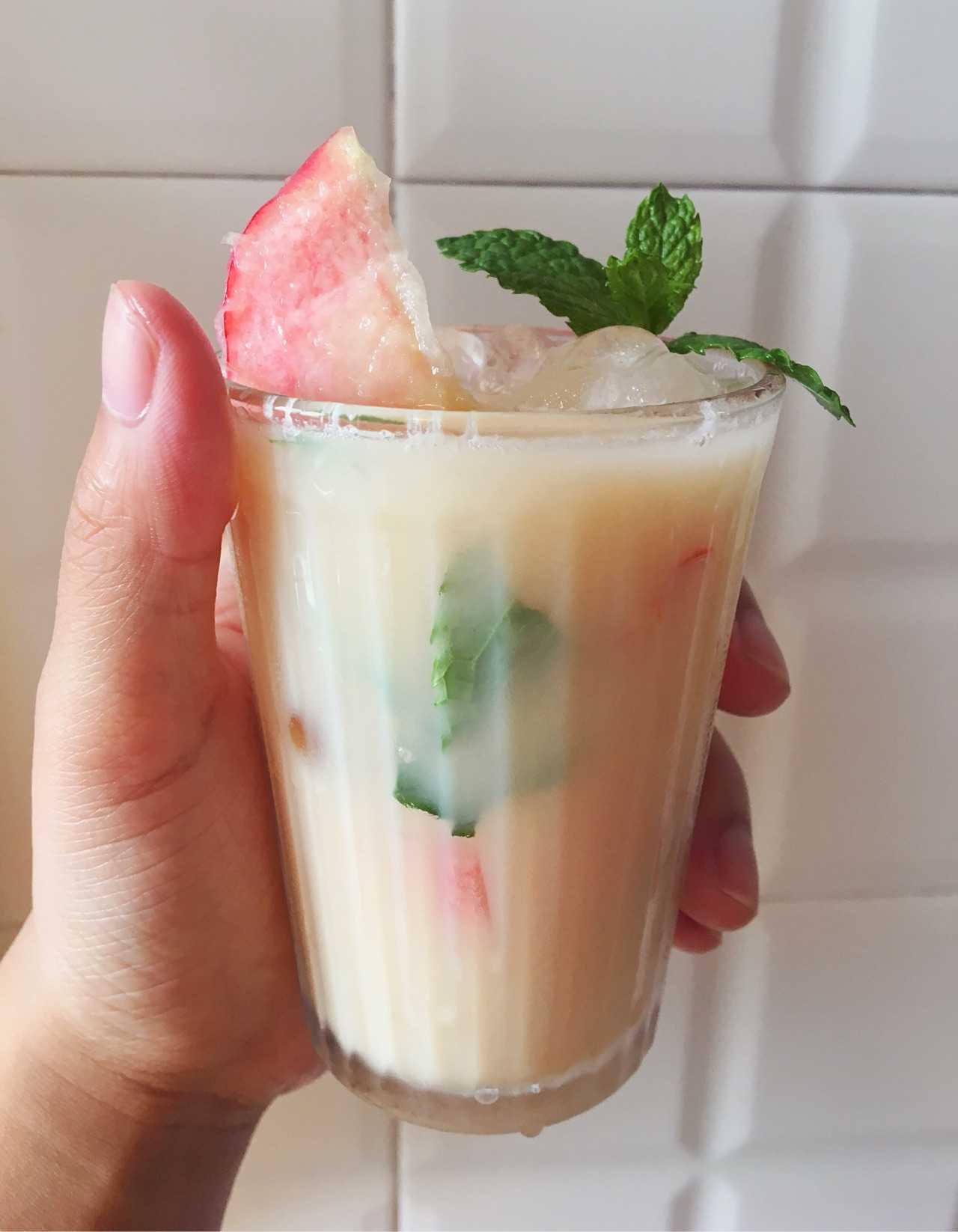 水蜜桃打成泥加冰块加养乐多 白桃可尔必思的感觉 淘宝现成的酸梅汤