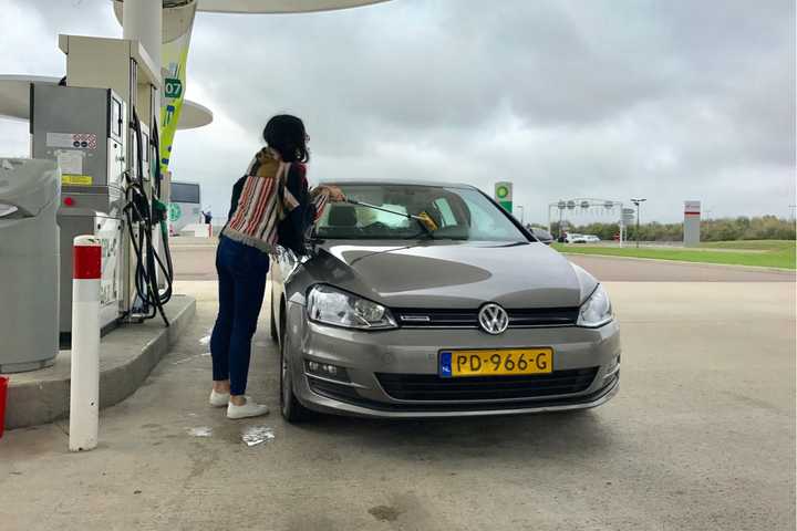 国庆在巴黎租了一辆荷兰牌照的德国车自驾,按键一水的英文,完全没有