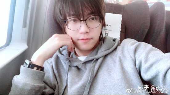 岳庆炎:作为满口段子的顶级搞笑主播竟是腼腆