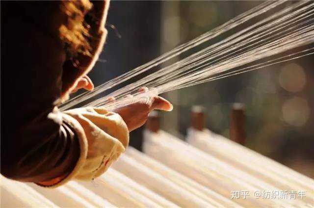 一个熟练的老织工,一日绩成一两线,已属不易.