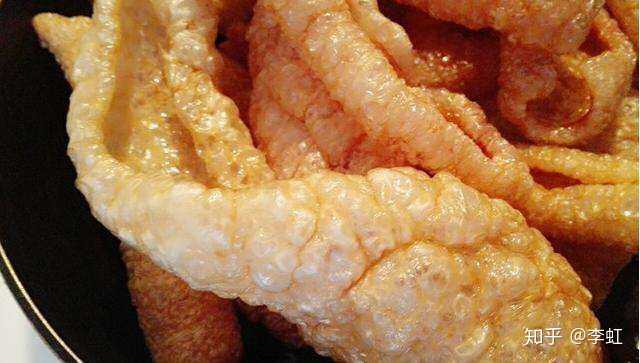 猪皮放进热油锅洗个澡,就会膨胀成好大一块
