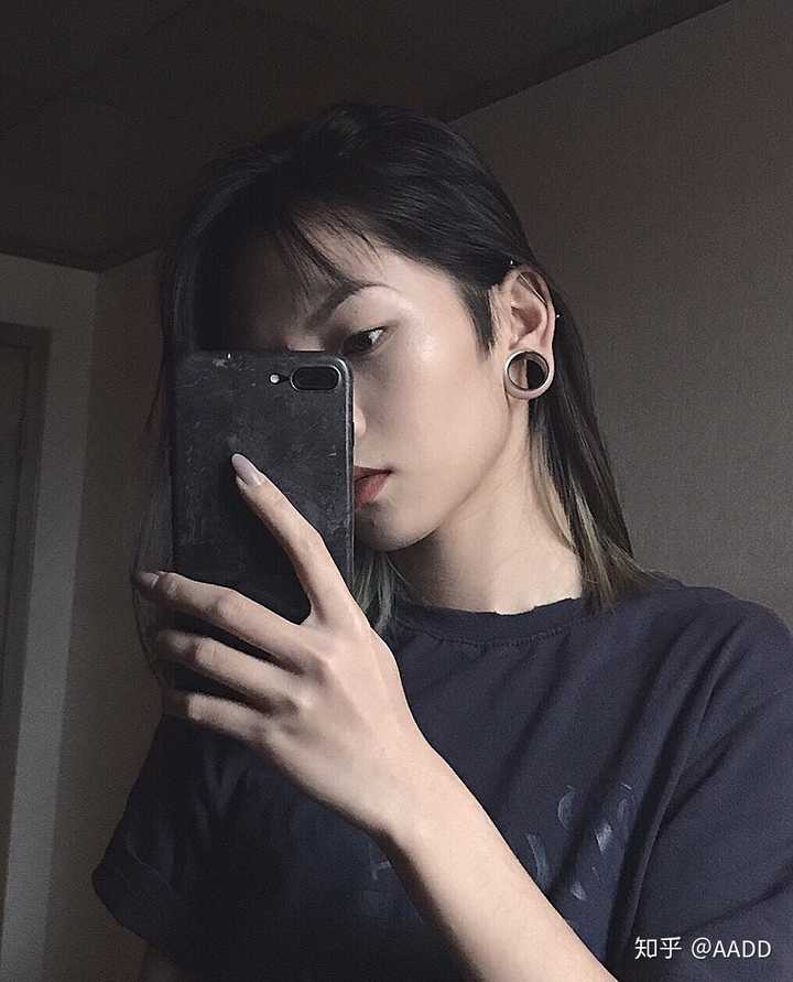 泻药  一唇钉 一眉钉 五个耳洞 一扩耳