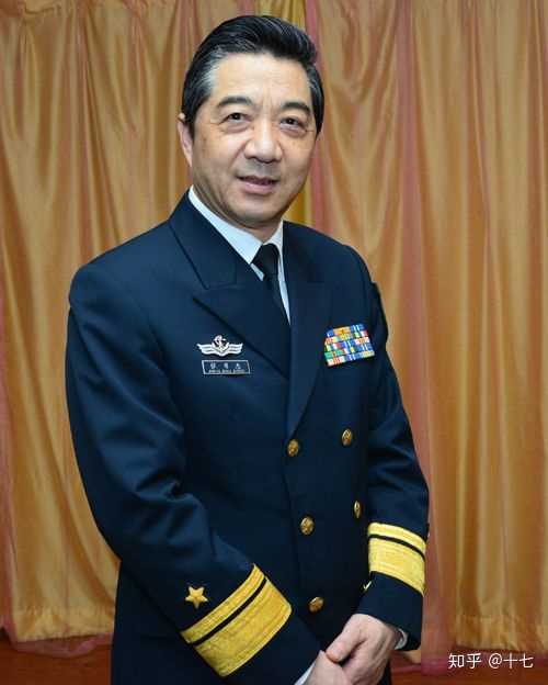 如何评价局座张召忠的衣着？