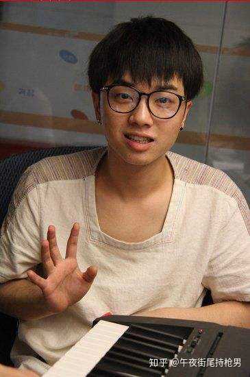 如何评价华晨宇的长相?