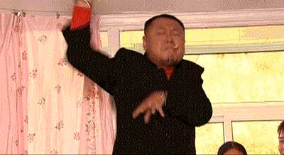两个手指就像窜天猴,是彪彪的绝招鹰爪挠