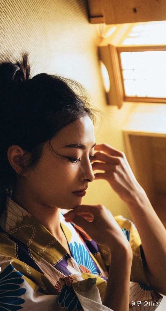 靠近灯源,突出我好看侧脸轮廓,腮帮子应该帮我修了一丢丢