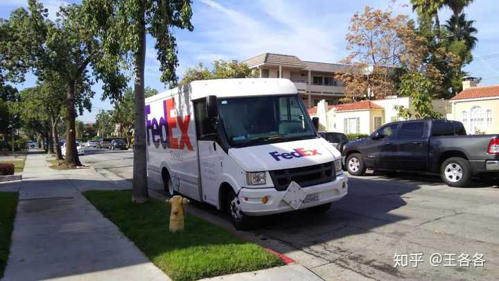 停在街区的fedex末端配送车