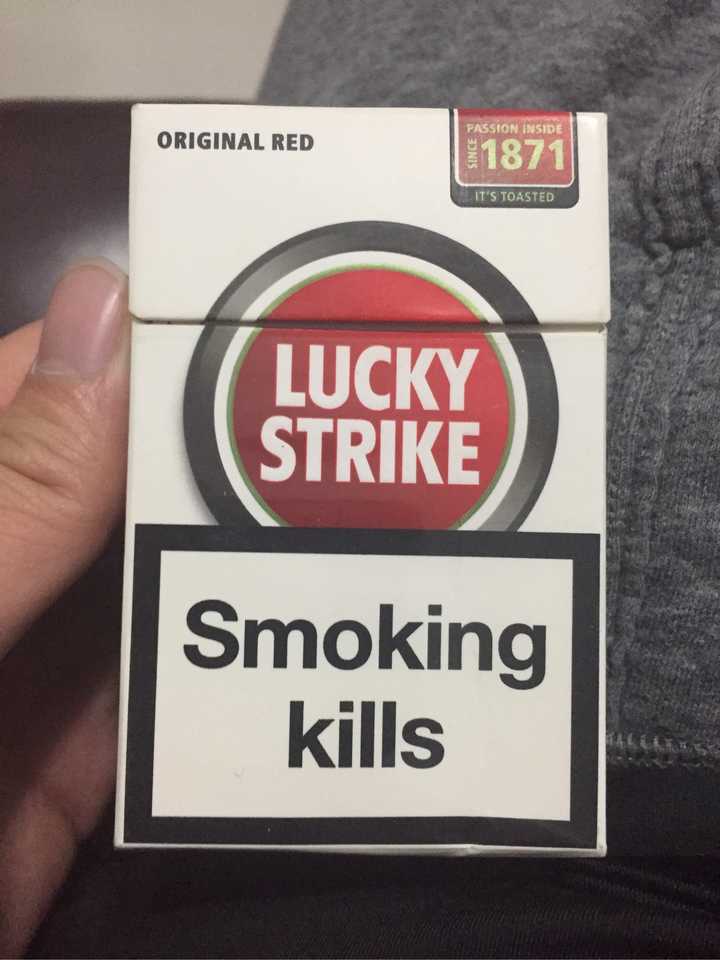 楼主买过一条,抽了两根就把一整条给朋友了……英版红好彩口味略重