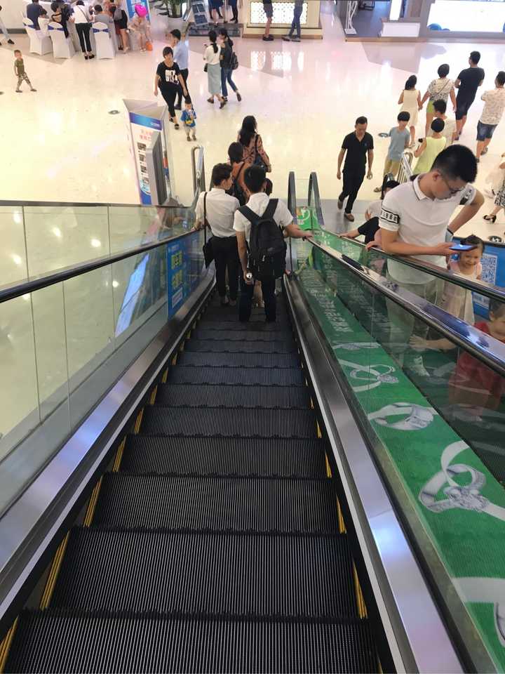 搭电梯时 他站在左边 后来他说 因为我穿裙子 站左边可能会走光(˶‾᷄ ⁻̫