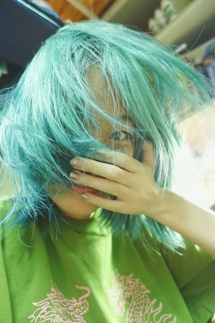 染了绿色头发刚刚开始那几天,因为头发颜色太亮了