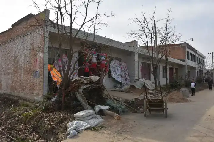 图为周至县尚村镇神灵寺村,喻娜娜家正为其筹办葬礼.