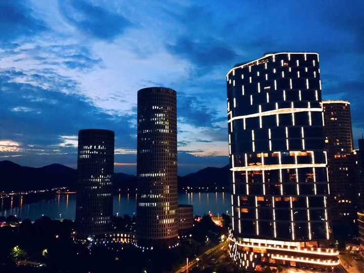 三幢圆柱形的就是亚科中心