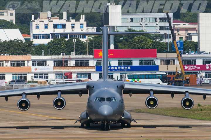 这造成了机翼垂直位置不同这一主要布局区别,商用运输机多为上单翼