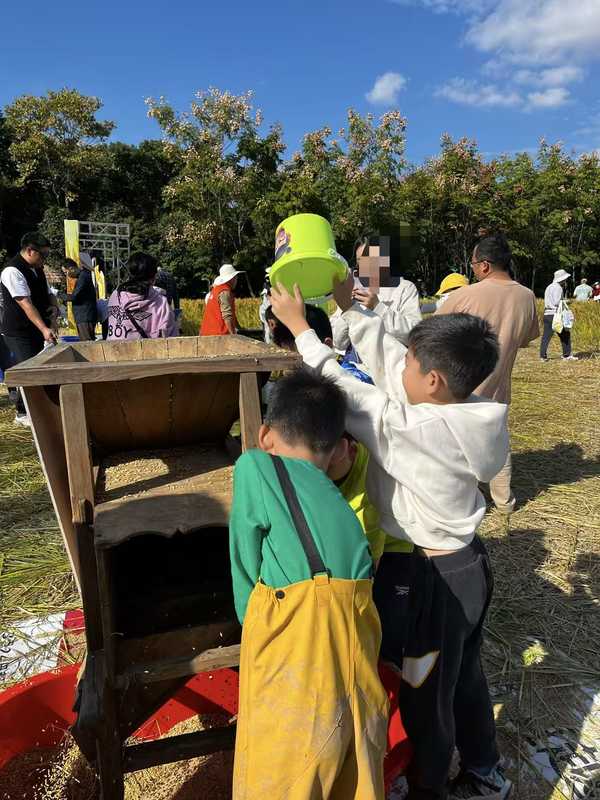当孩子和同学发生矛盾时，是该教他「主动谦让」避免冲突，还是教他「勇敢表达立场」维护自己?