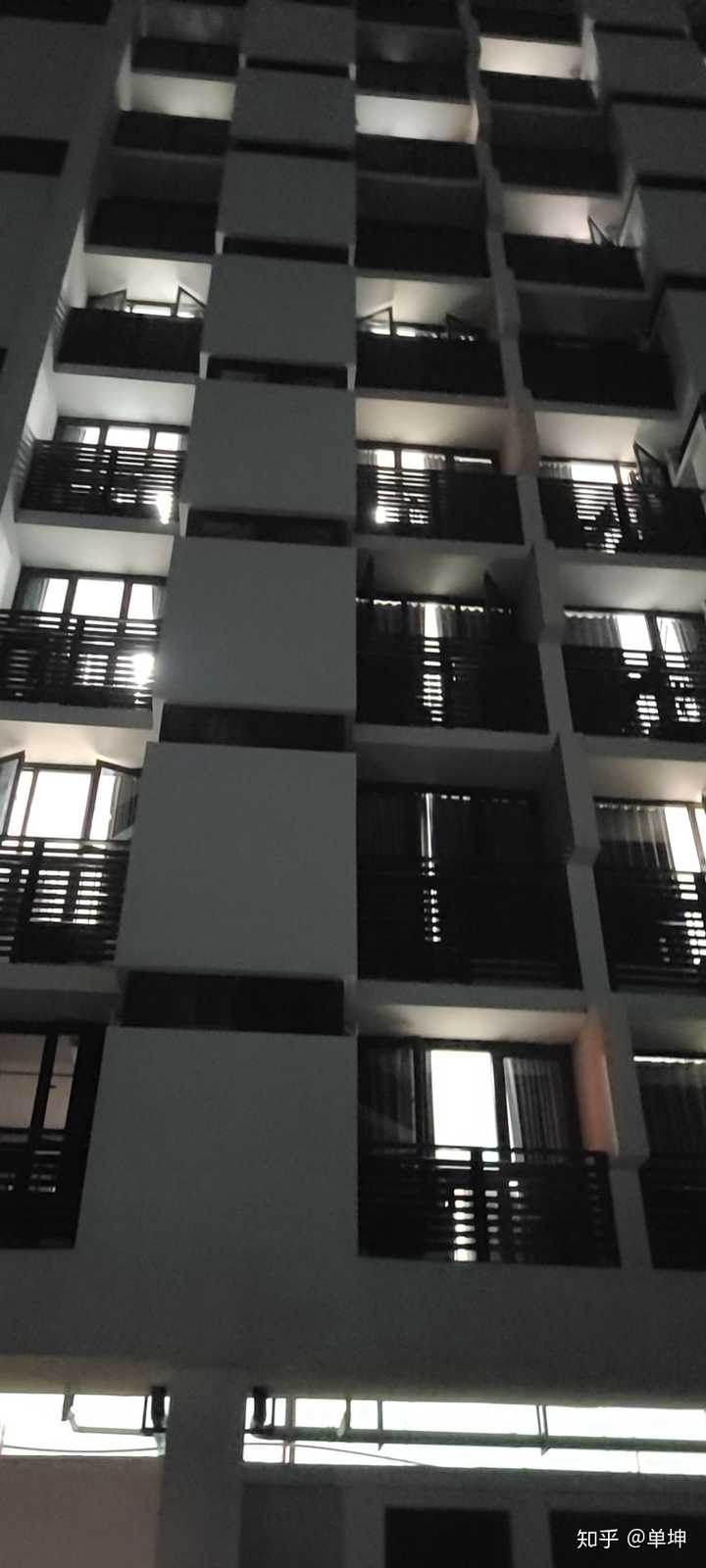 如何看待南方科技大学研究生宿舍没有冰箱微波炉甚至晾衣服的窗台极其