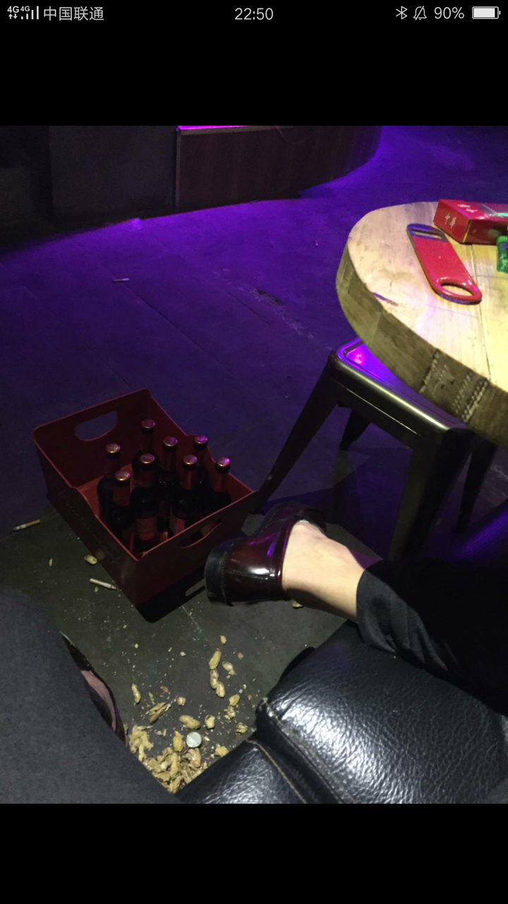 一个人真实酒吧喝酒图图片