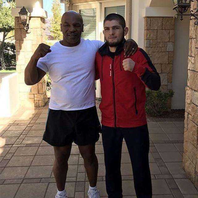 为什么拳击重量级的泰森和mma轻量级的小鹰看起来体格没多大差距呢?