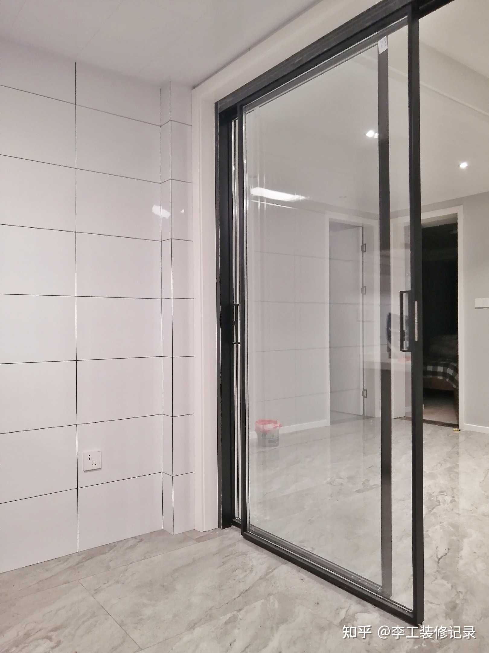 李工装修记录 的想法: 厨房阳台装修窄边吊轨移门,有实用的一面