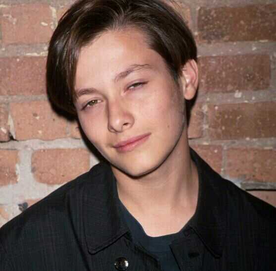 扮演者爱德华弗朗被誉为瞎子也能看得见的美貌  过去二十多年 崩成