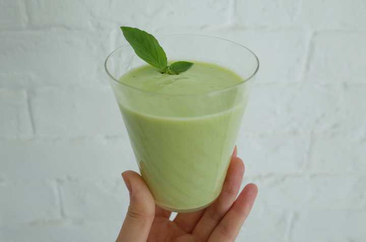 牛油果和香蕉切块后,混合 200 ml 牛奶打成奶昔即可.