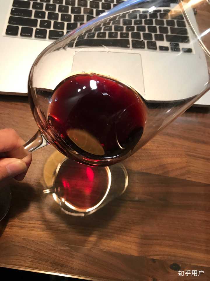 一个人喝红酒真实图片