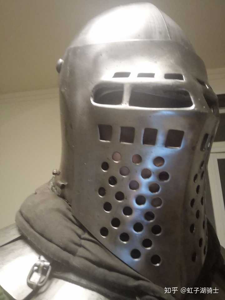 全身板甲的骑士是如何看东西?