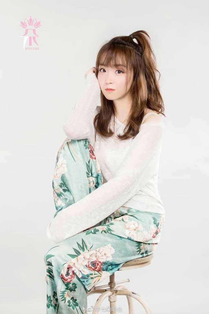 三朵  颜灵兰 现代装 四朵 韦欢 现代装 五朵 吴圆圆(真的有点小圆 )