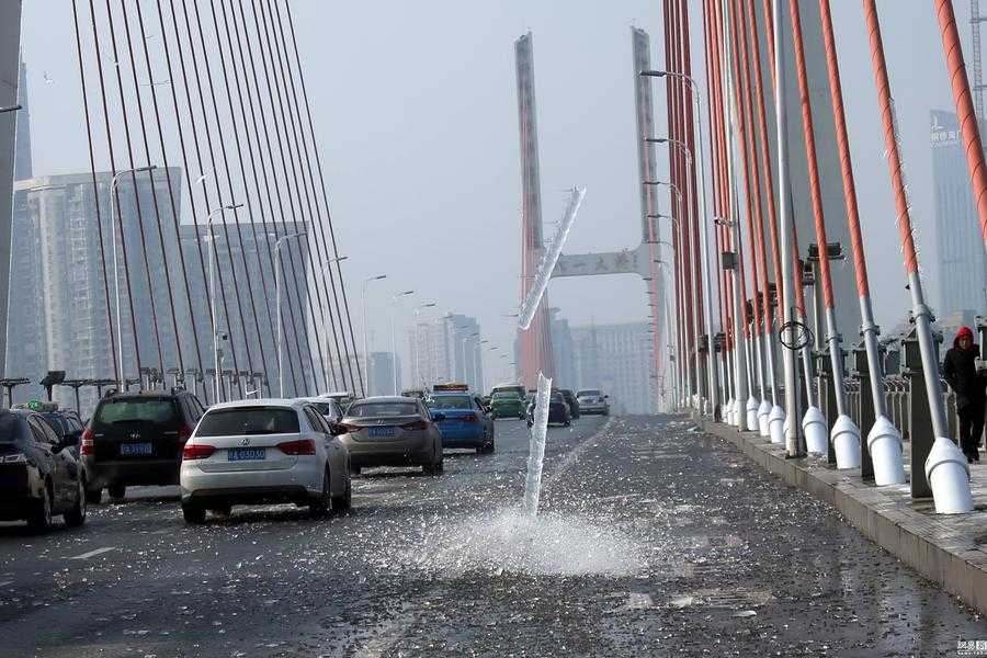 连日的冰雪天气,江西南昌城里出现了冰冻天气.