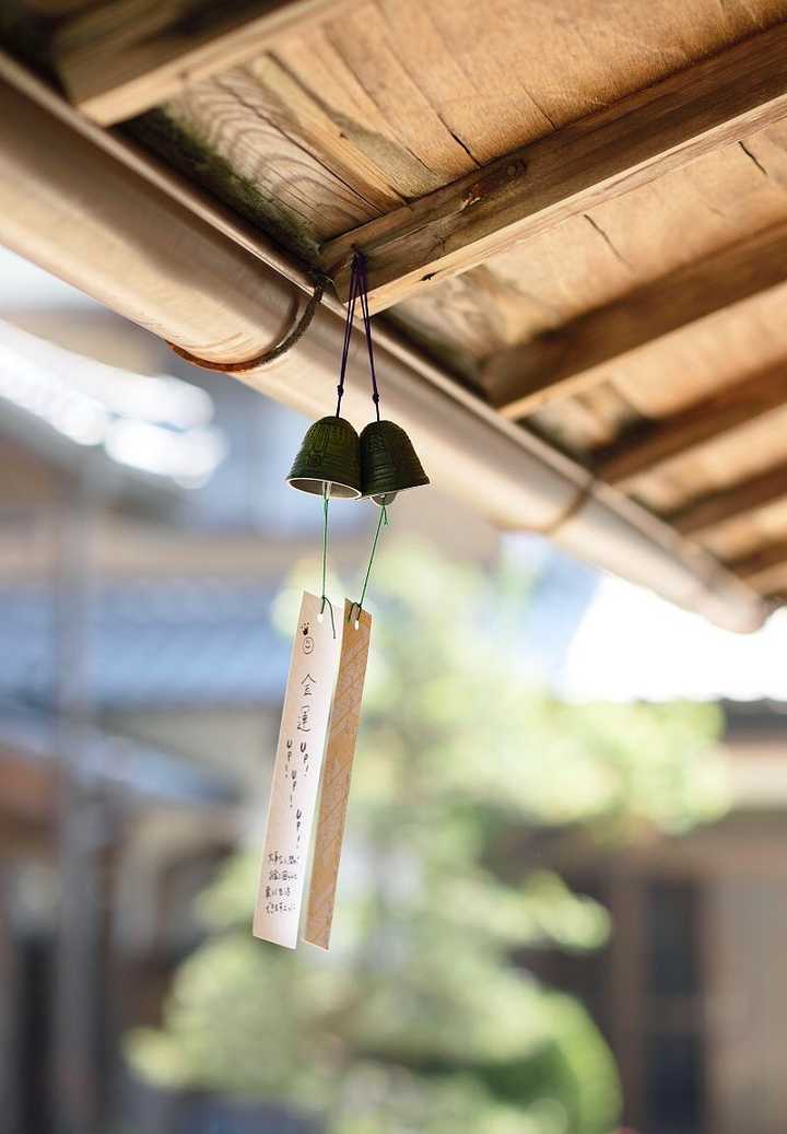 下雨過後的屋簷 果然 最適合風鈴 你從窗外看到 風剛剛冒出嫩芽的聲音