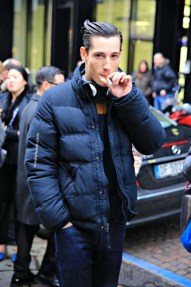 男生穿羽绒服应如何配围巾呢?