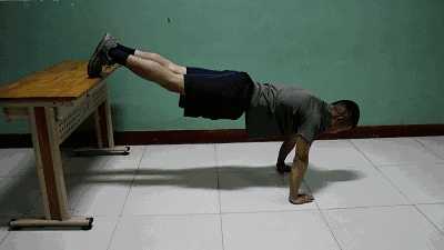 下斜俯卧撑