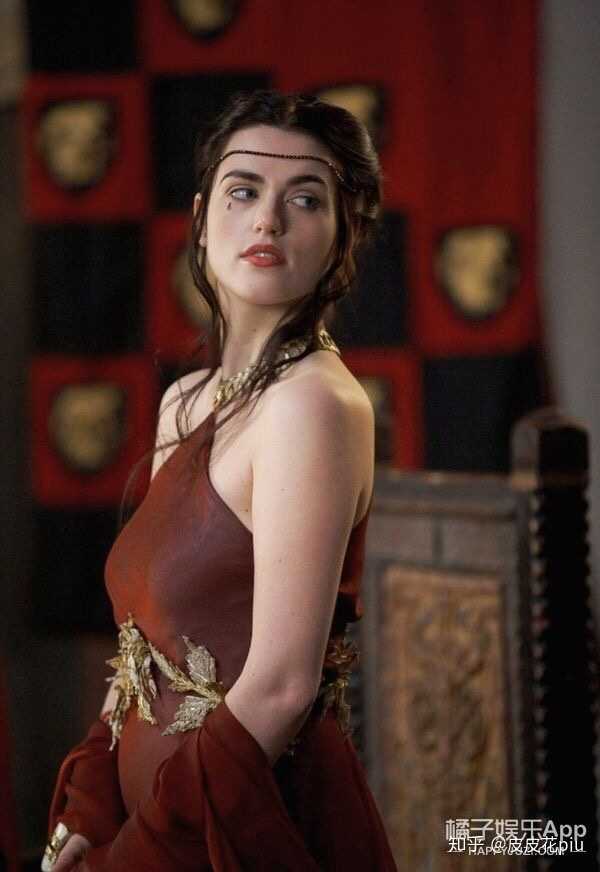 美国恐怖故事三女巫集会中婊气冲天的麦迪逊,饰演者艾玛罗伯茨,这个